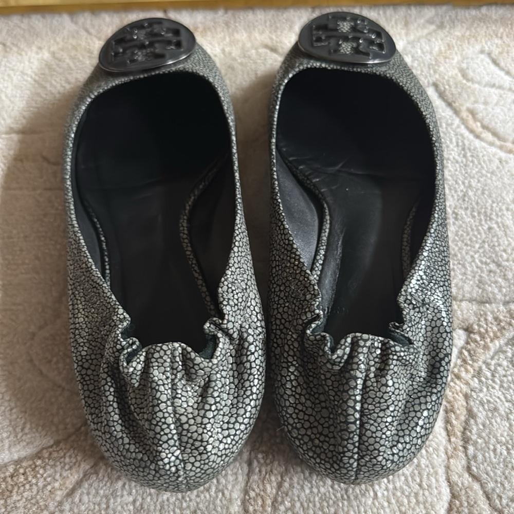 Tory Burch Reva Silver Grey Stingray Ballet Flats Size 6 - Picture 3 of 5